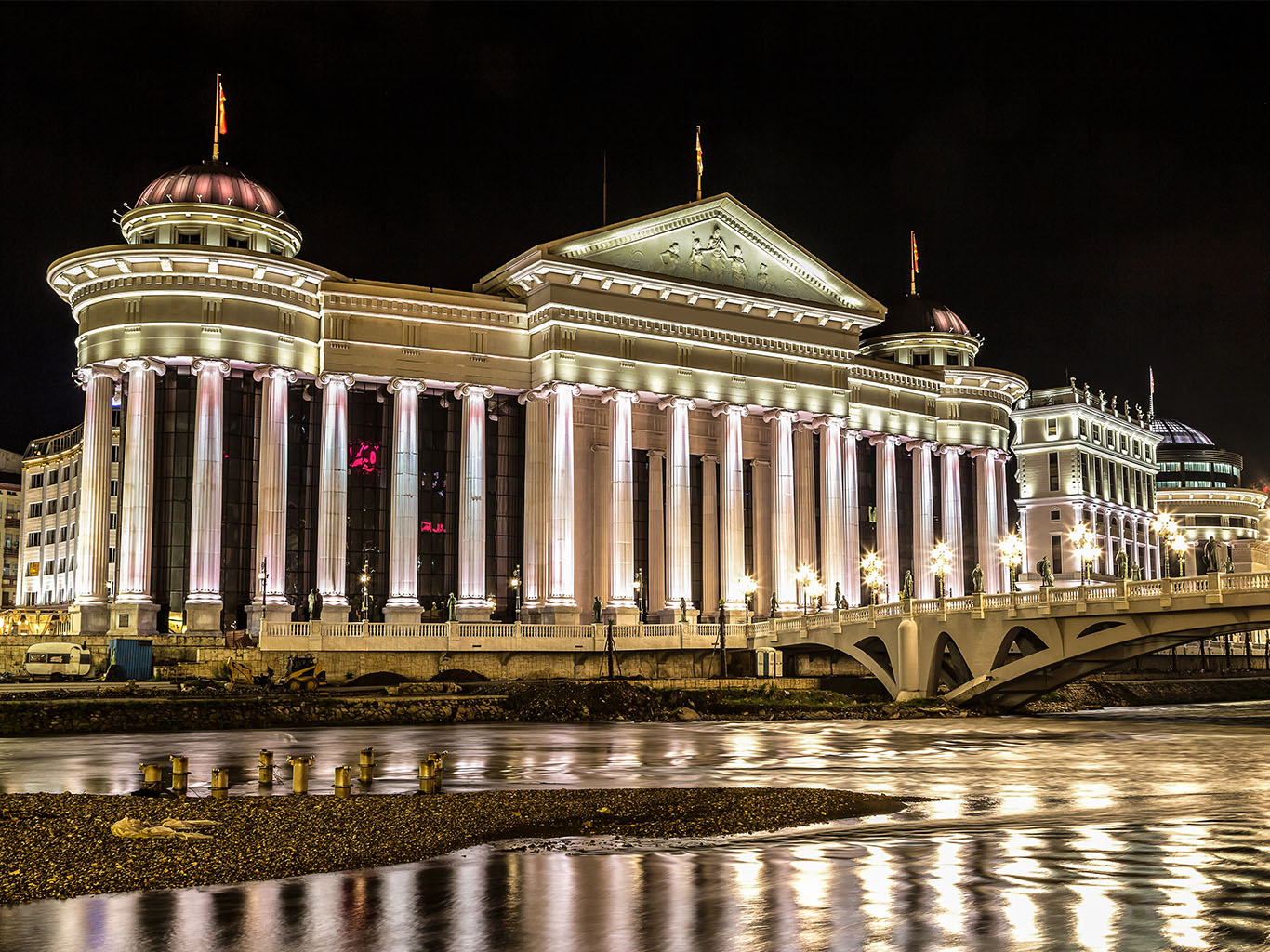 Noční procházka působivě osvětleným městem Skopje