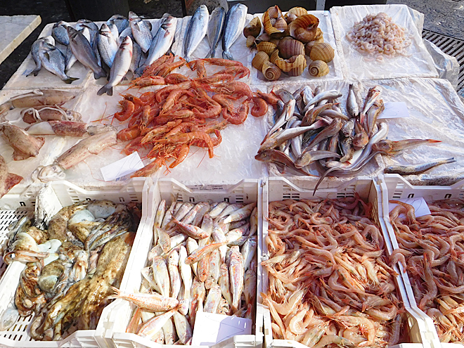 Rybí tržiště plné mořských plodů
