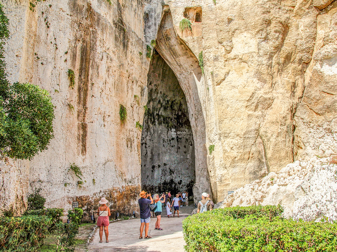 V Syrakusách najdeme umělou jeskyni zvanou Dionýsovo ucho
