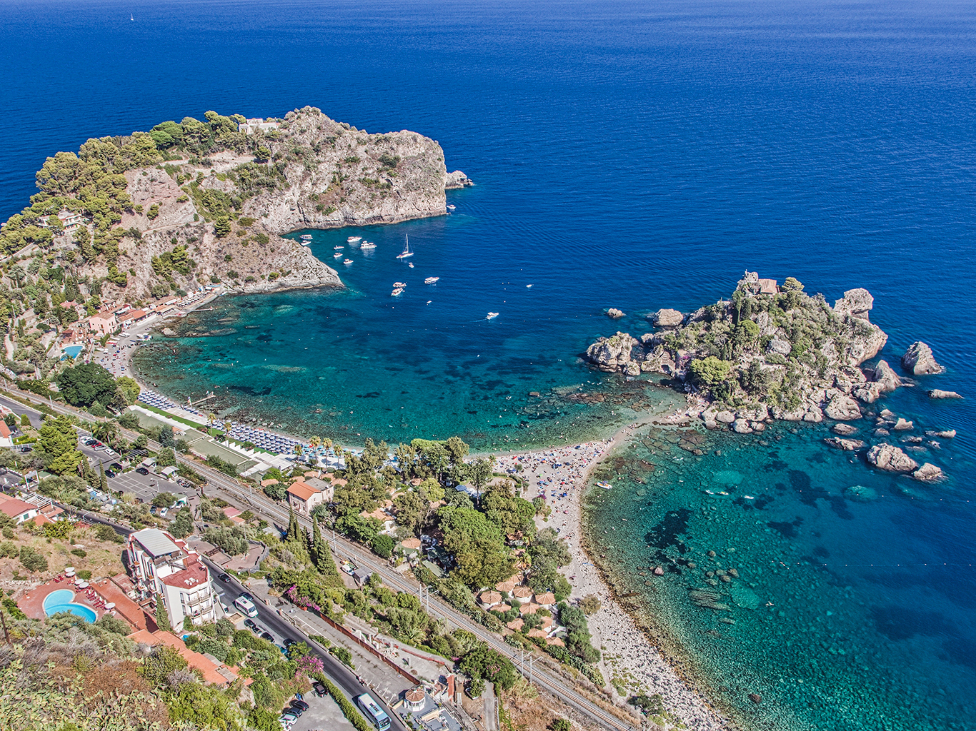 Oblázková pláž Isola Bella leží poblíž Taorminy