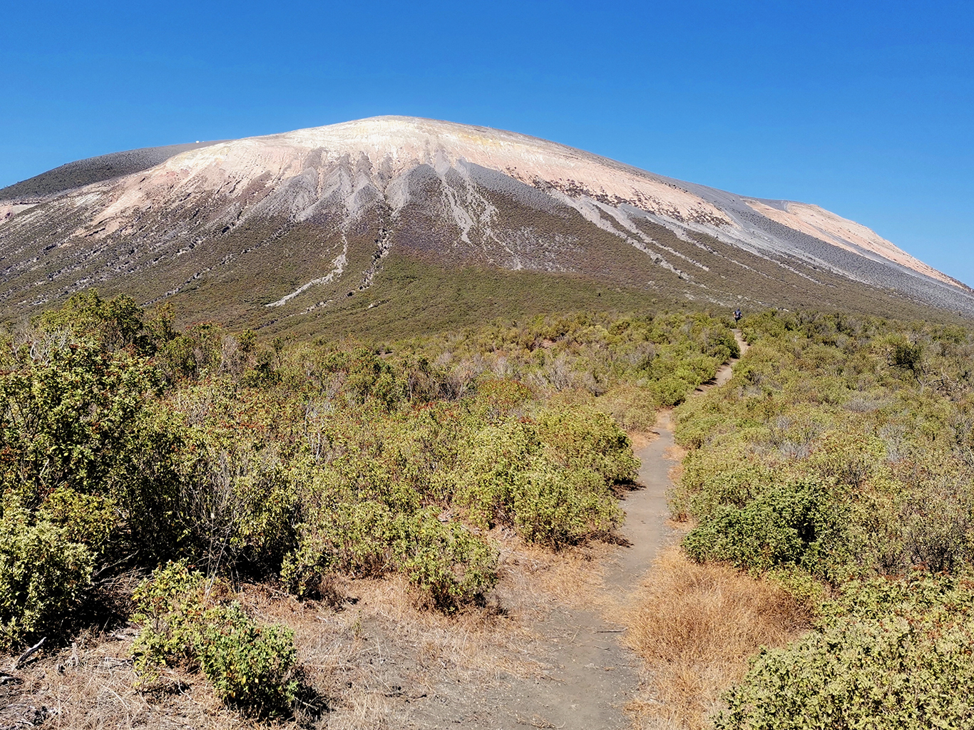 Cesta liduprázdnou sopečnou krajinou na ostrově Vulcano