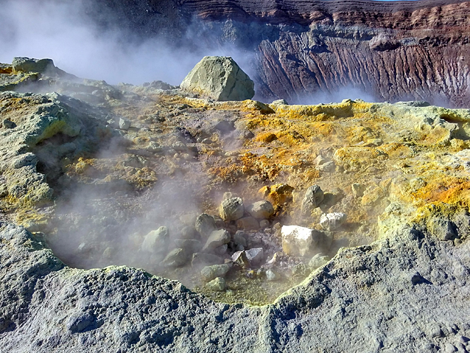 Kouřící solfatáry na vulkánu Gran Cratere