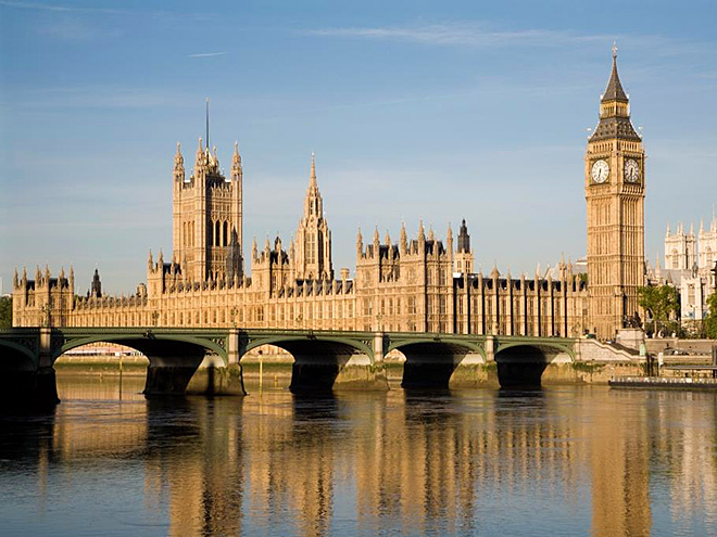 Budovy Westminsterského parlamentu s Big Benem v Londýně