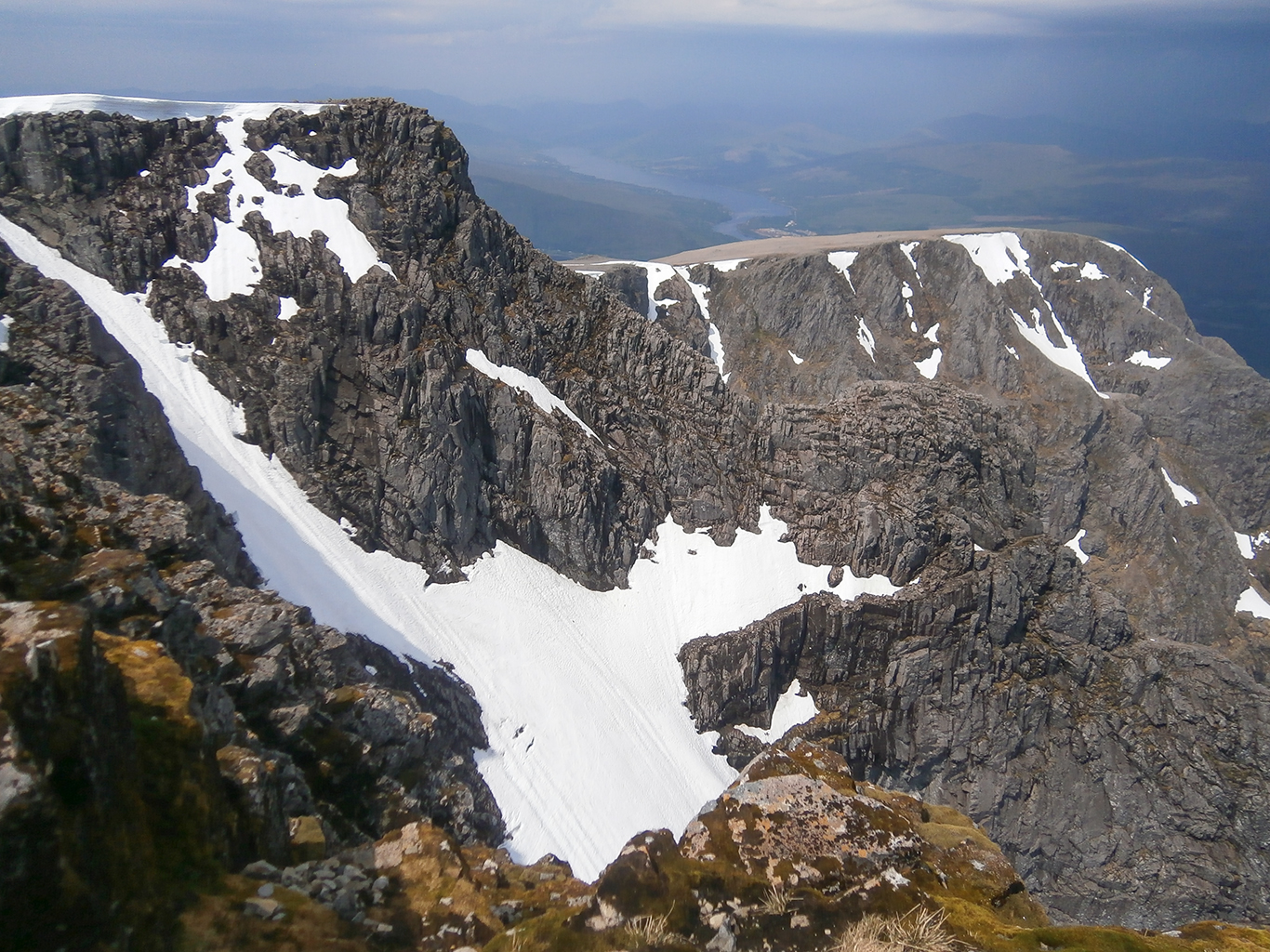 Na vrcholu hory Ben Nevis se i v létě může místy držet sníh