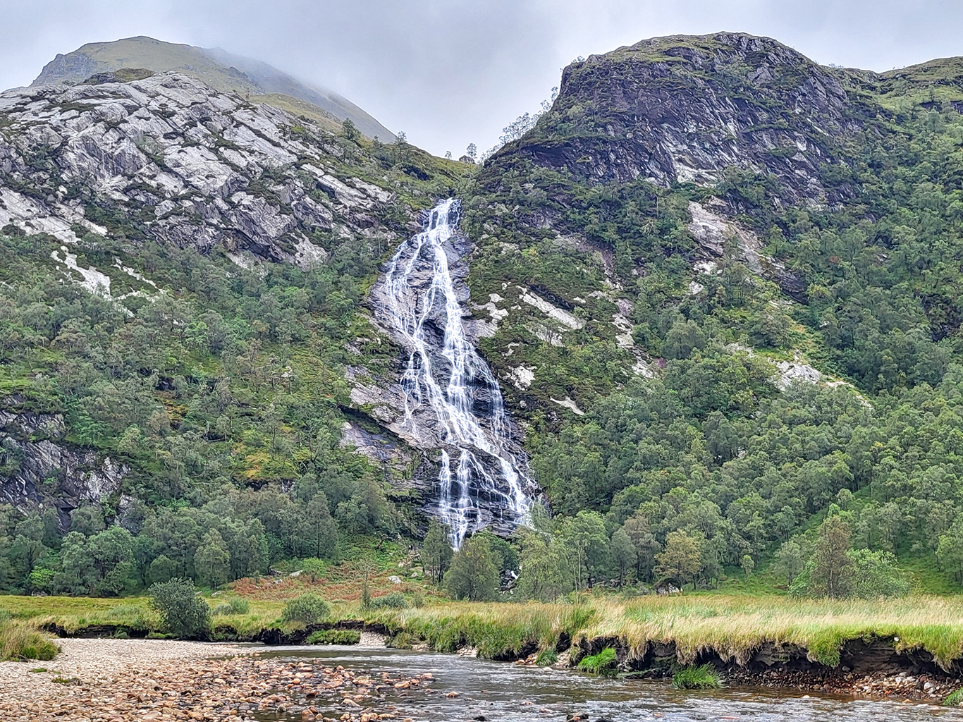 Vodopád Steall Falls v ledovcovém údolí Glen Nevis