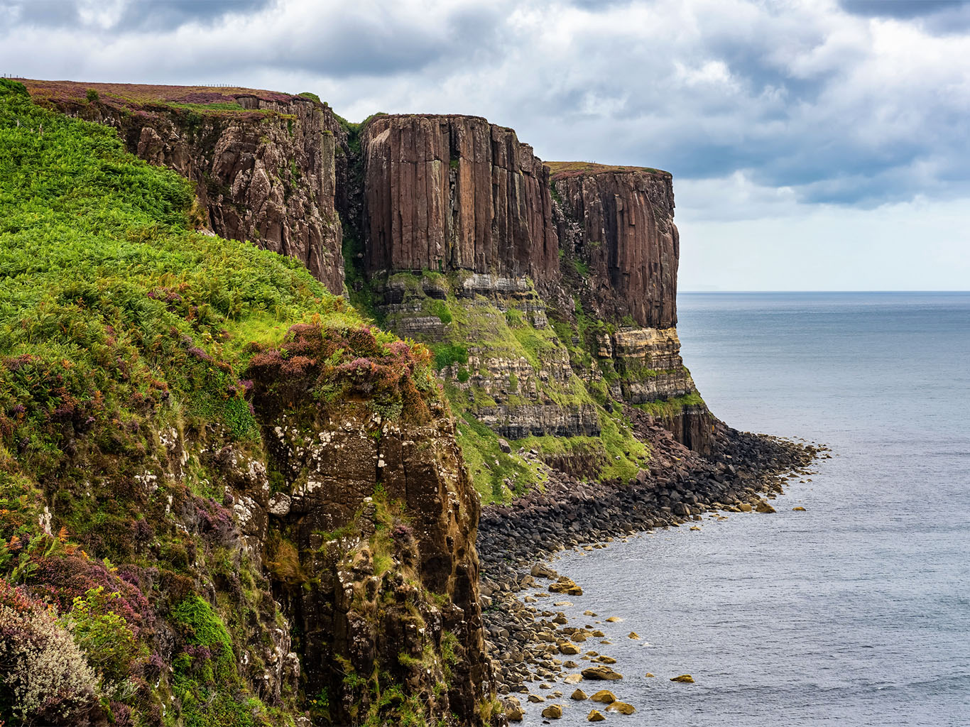 Čedičové útesy Kilt Rock na ostrově Skye