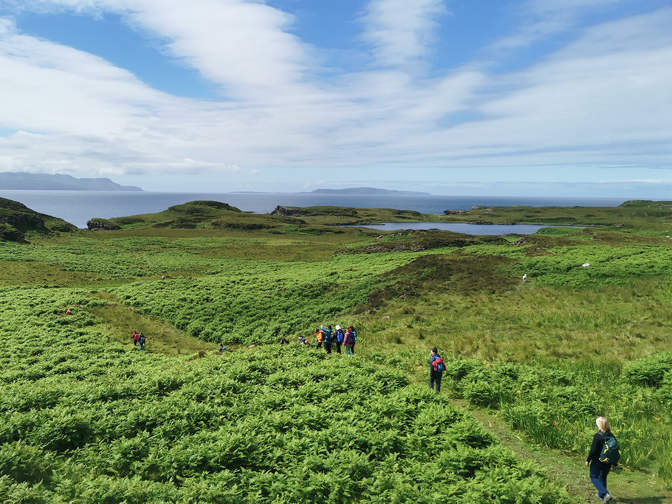 Túra zelenou krajinou pohoří Cuillin Hills na ostrově Skye