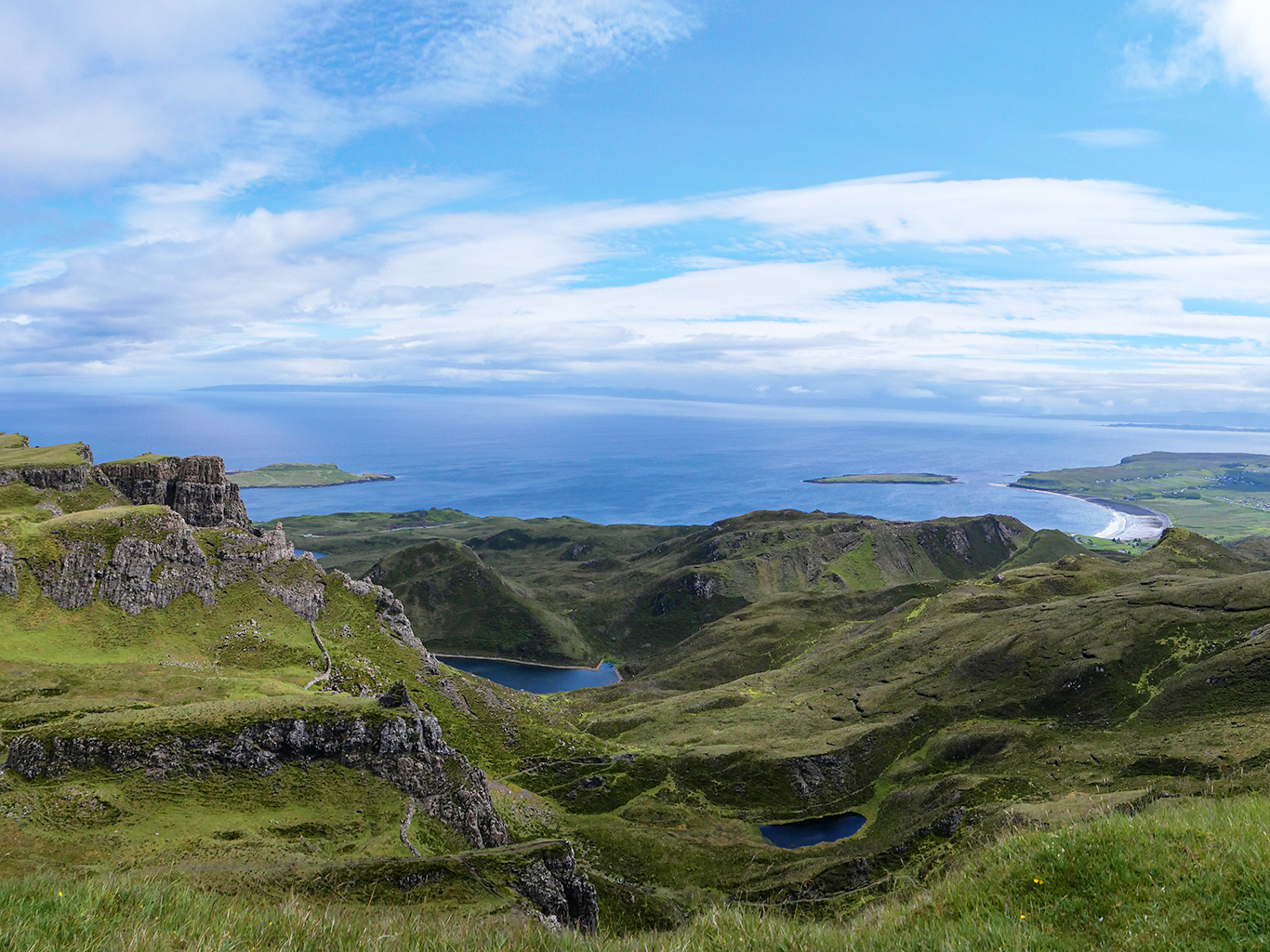 Z vrcholových částí oblasti Quiraing je vidět až na moře