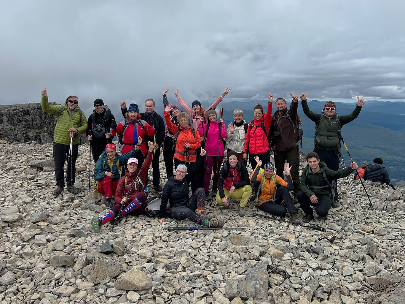 Vrcholové foto po zdolání nejvyšší skotské hory Ben Nevis 