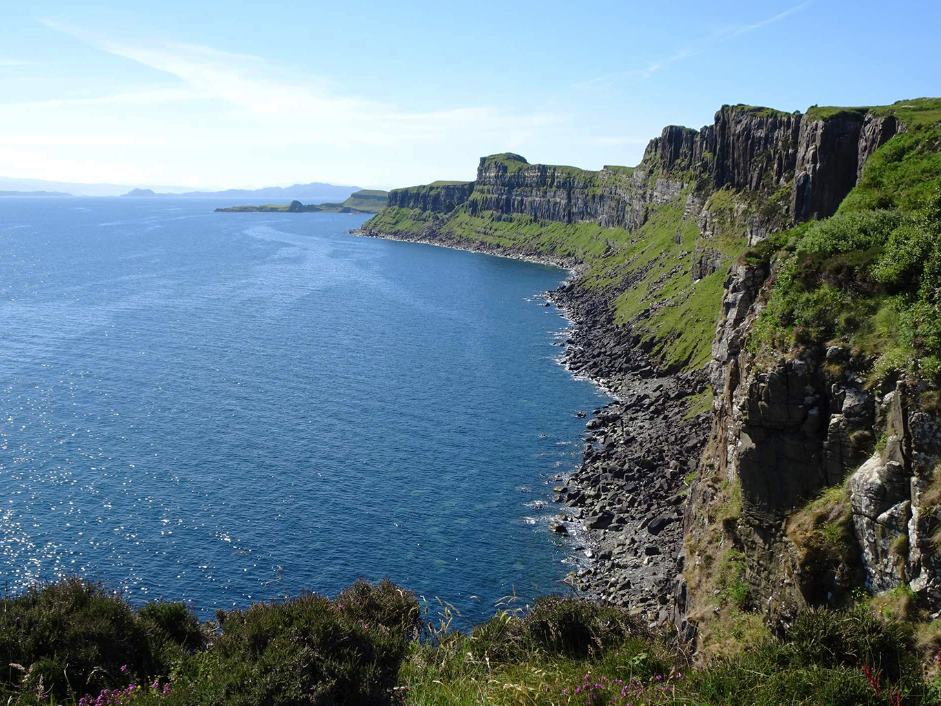 Skalnaté členité pobřeží ostrova Skye