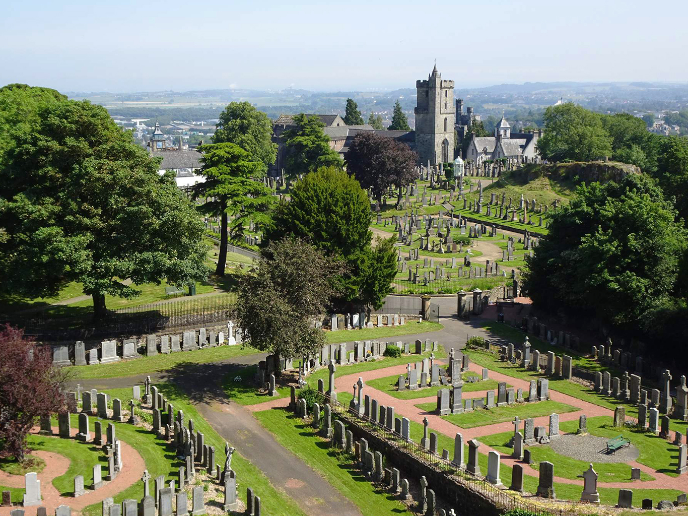 Hřbitov pod hradem Stirling v pozadí s kostelem "Holy Rude"