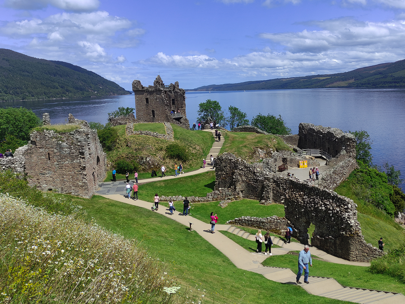 Romantický hrad Urquhart nad jezerem Loch Ness