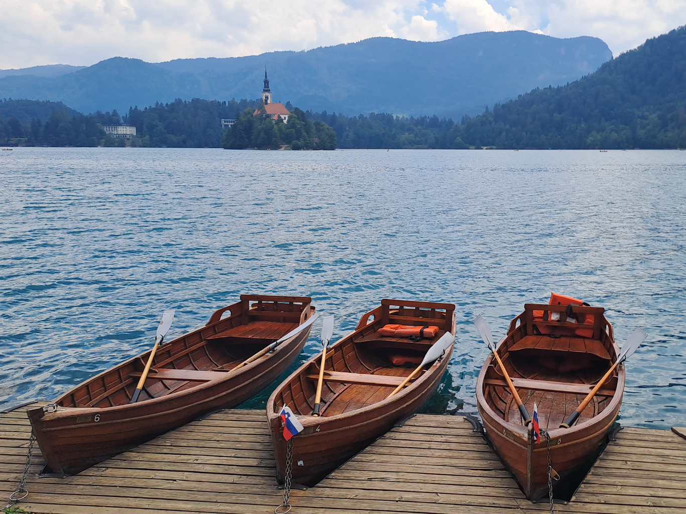 Bledské jezero je jako stvořené k projíždkám na lodičkách
