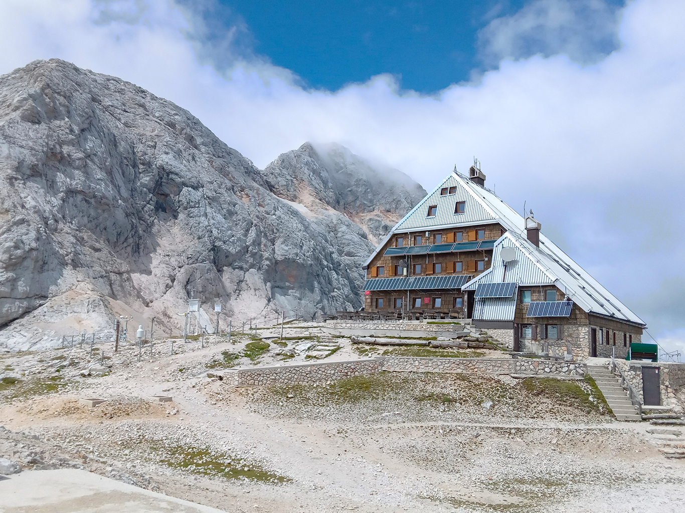 Triglavski dom na Kredarici leží ve výšce 2 515 m