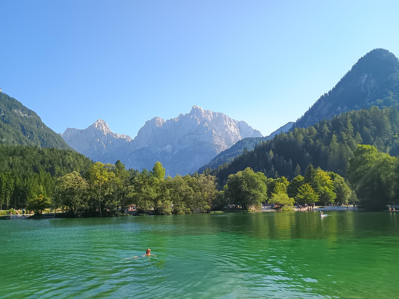 Fotogenické jezero Jasna u Kranjské Gory