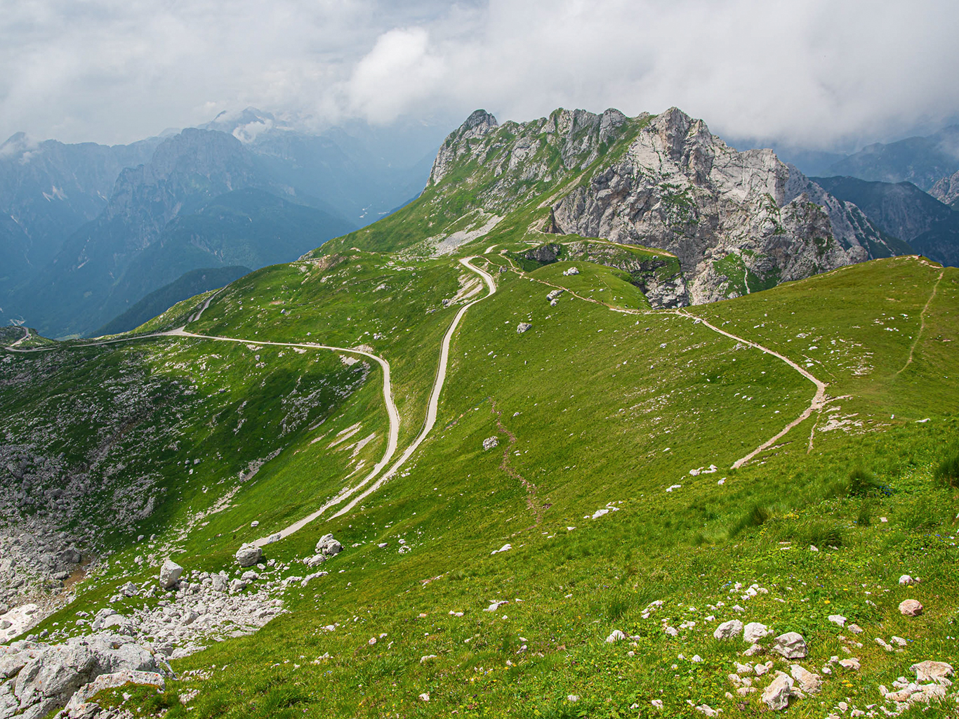 Hora Mangart leží na hranici Slovinska a Itálie