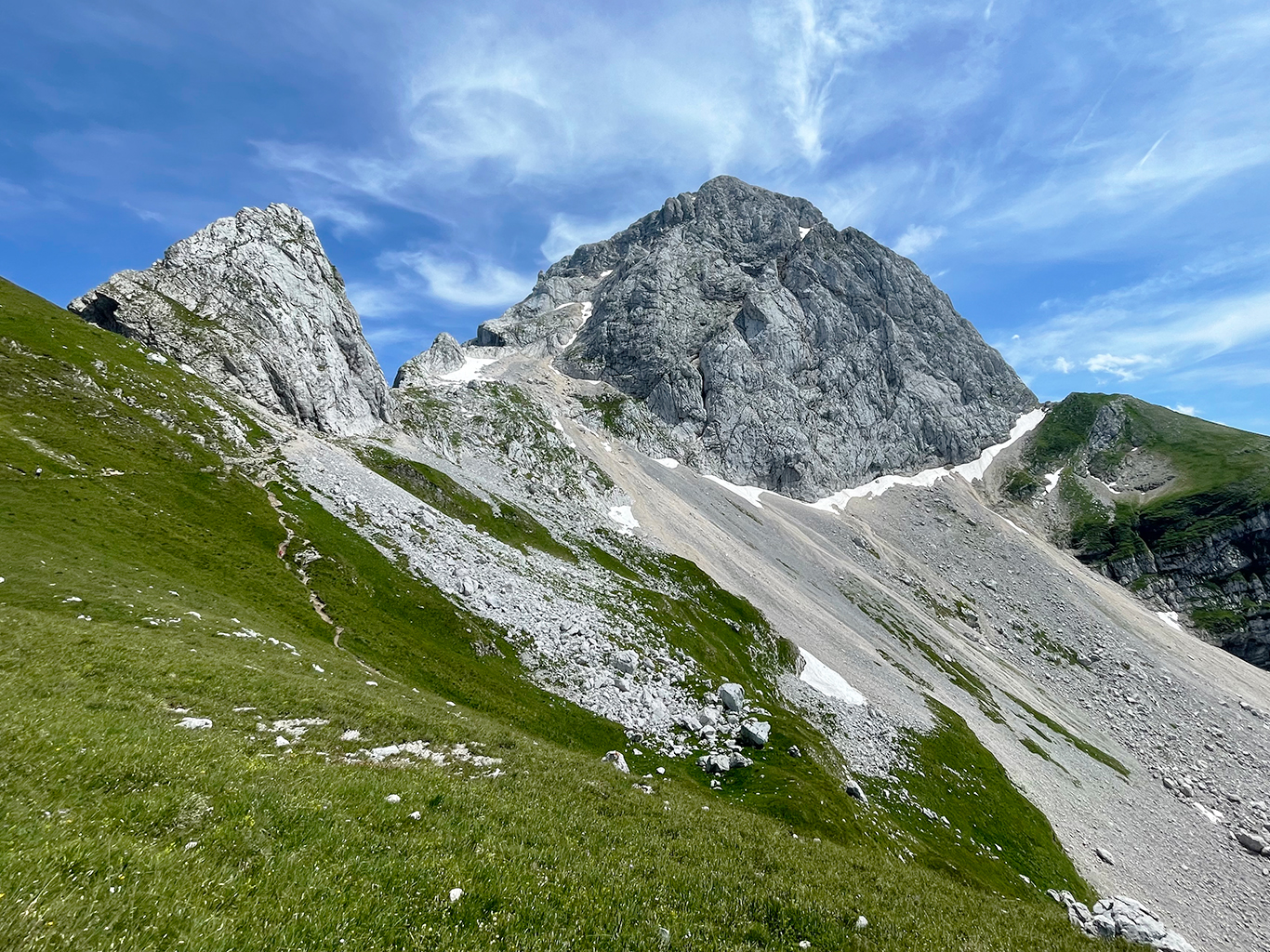 Hřeben Mangartu s vrcholem ve výšce 2 679 m