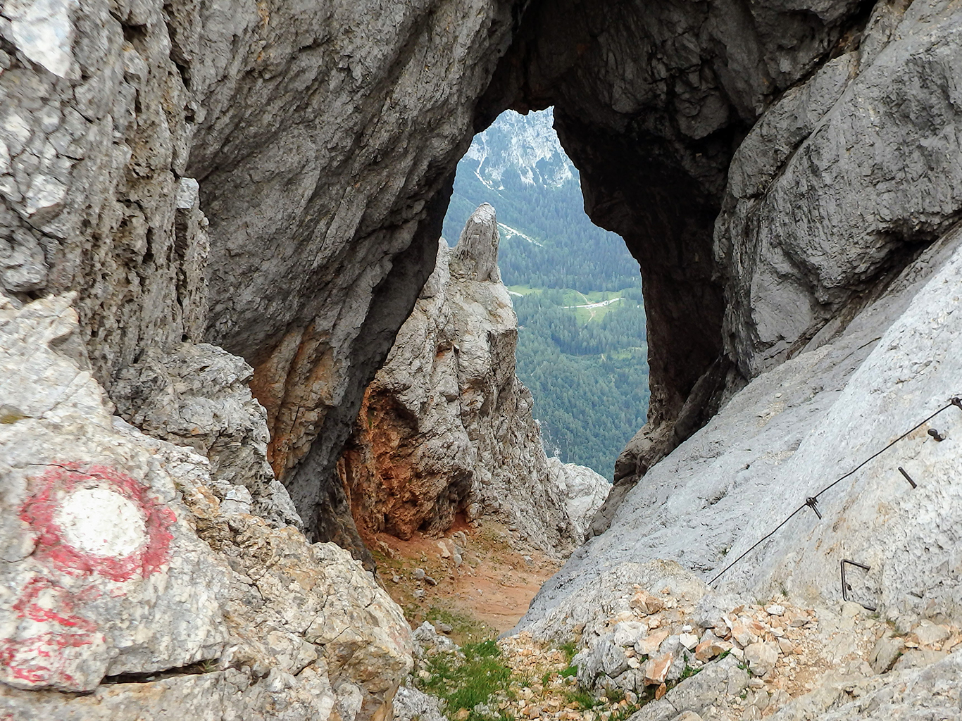 Prisojnikovo okno je největším skalním oknem východních Alp