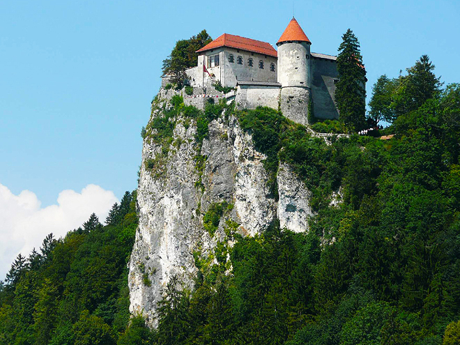 Hrad v Bledu se tyčí na skalnatém ostrohu 140 m nad jezerem