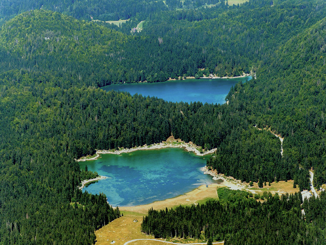 Italská jezera Laghi di Fusine uprostřed jehličnatých lesů