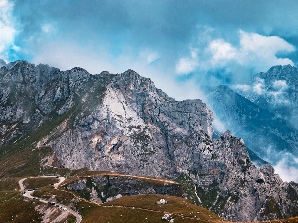 Hora Mangart leží na hranici Slovinska a Itálie