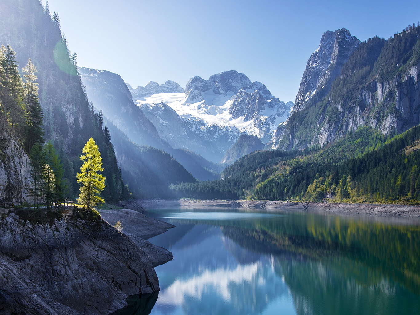 Hoher Dachstein je k vidění od jezera Vorderer Gosausee