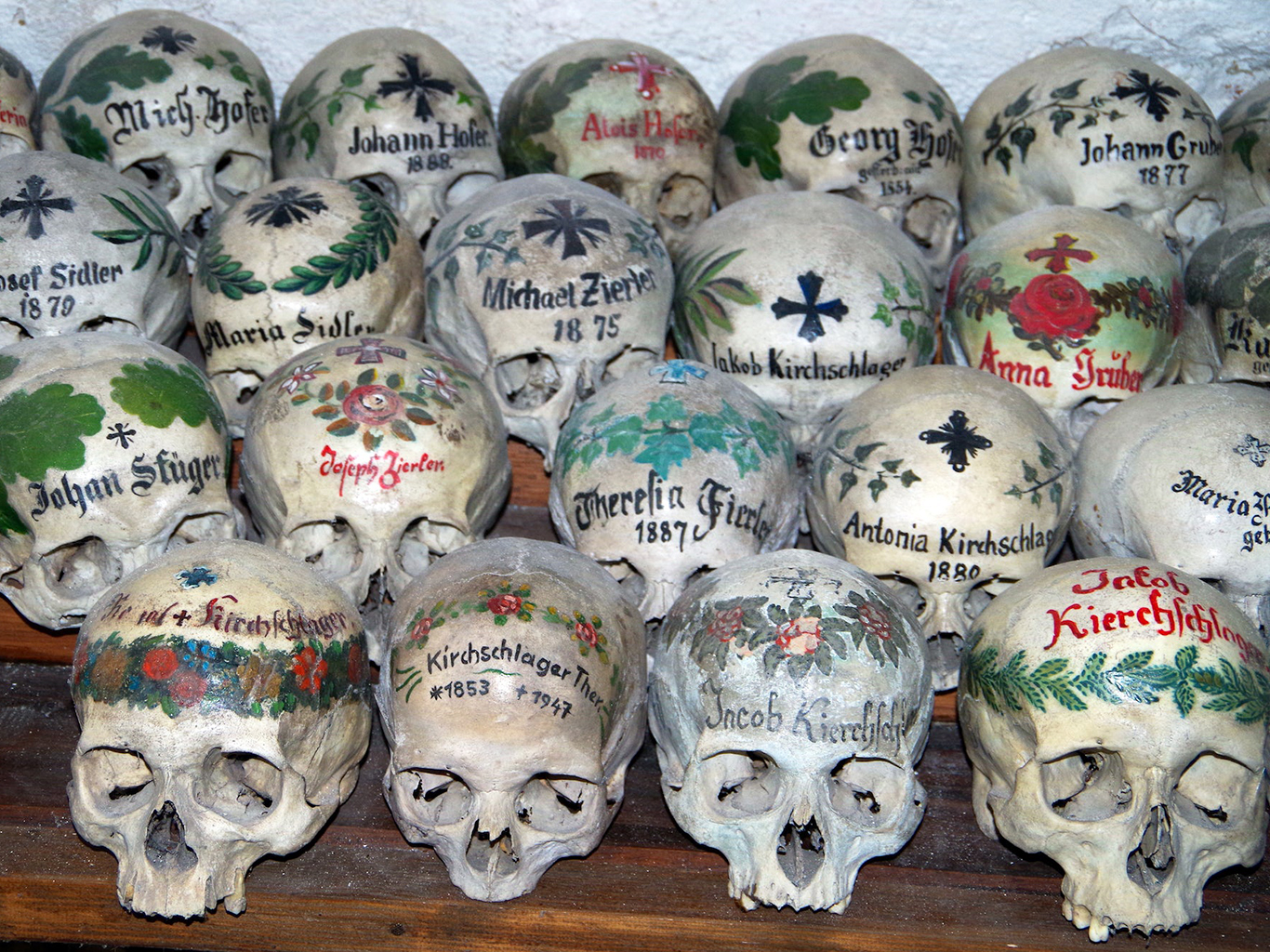 Malované lebky jsou uloženy v halštatské kostnici
