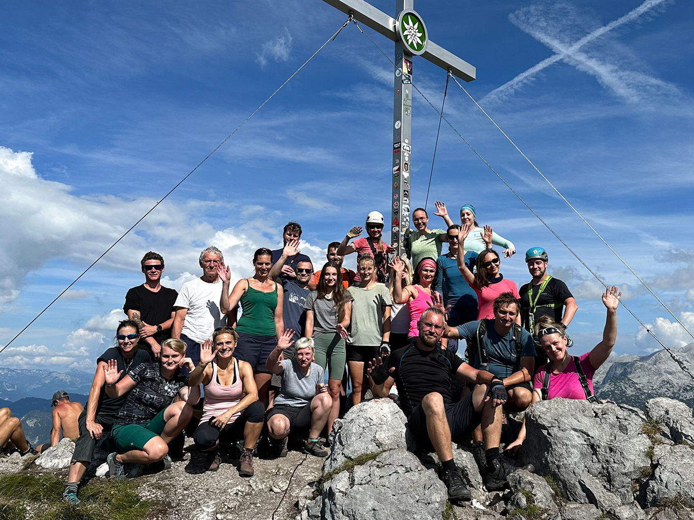 Společné foto na Grosser Donnerkogelu po dokončení ferraty Instersport