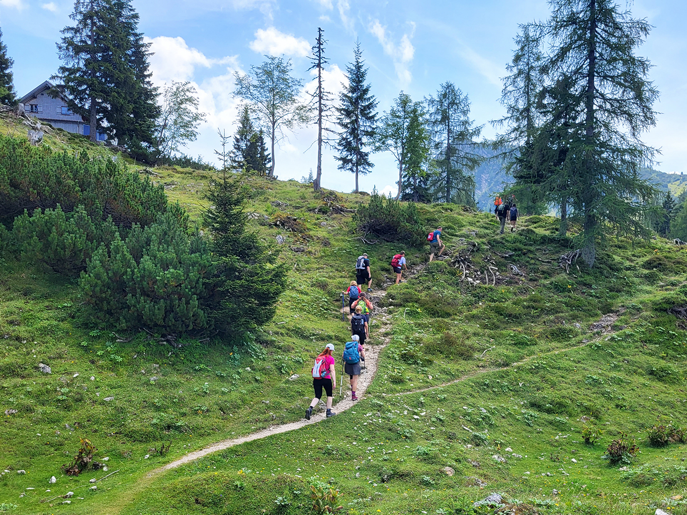 Skupina turistů mířící na vrchol Hoher Kalmberg (1 833 m)