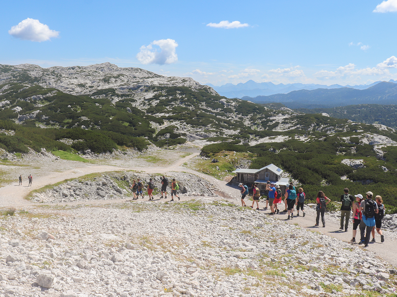 Turistická skupina na okružní túře Karstlehrpfad 