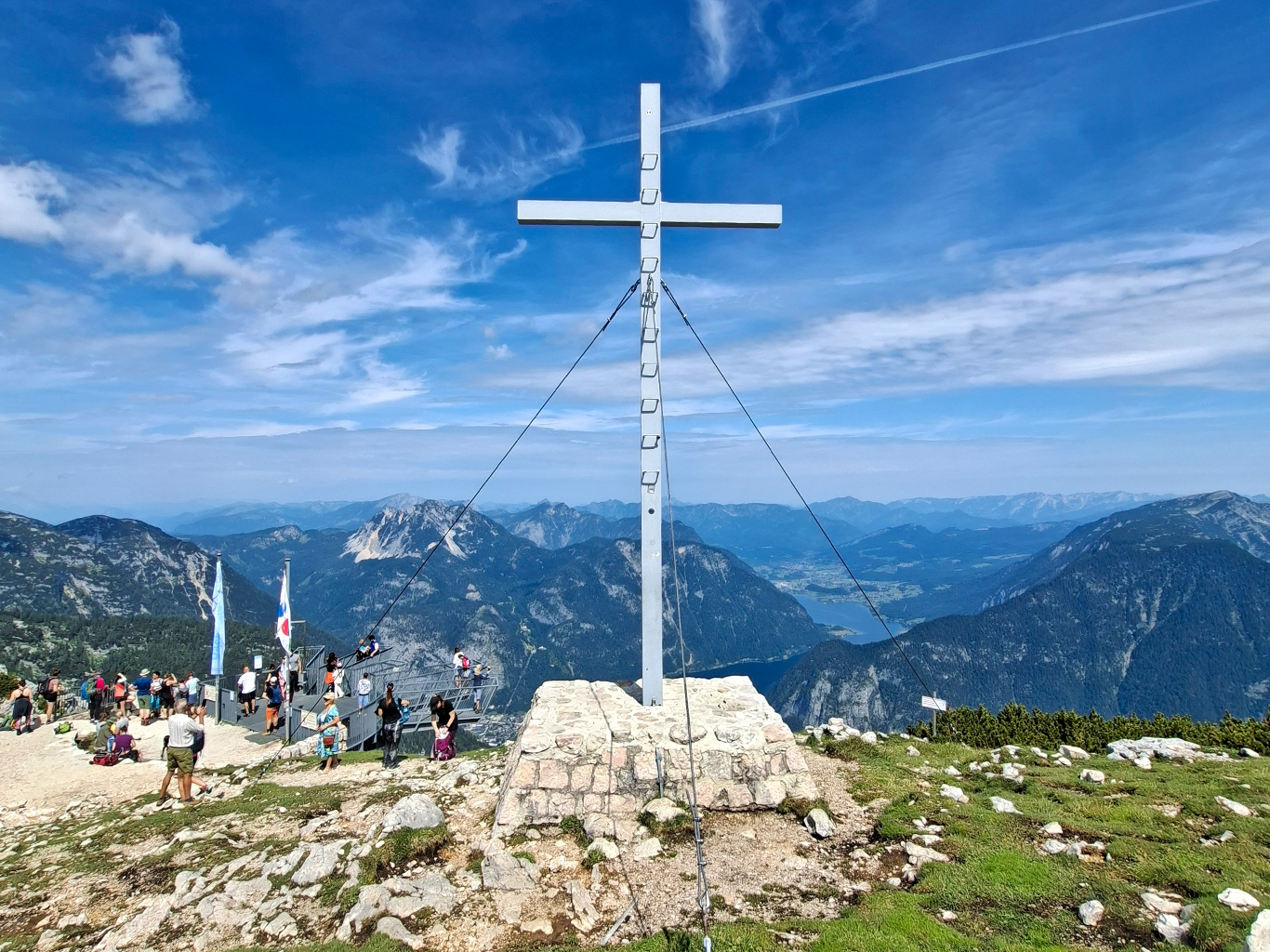 Na vrcholu Krippenstein (2 108 m) stojí velký ocelový kříž