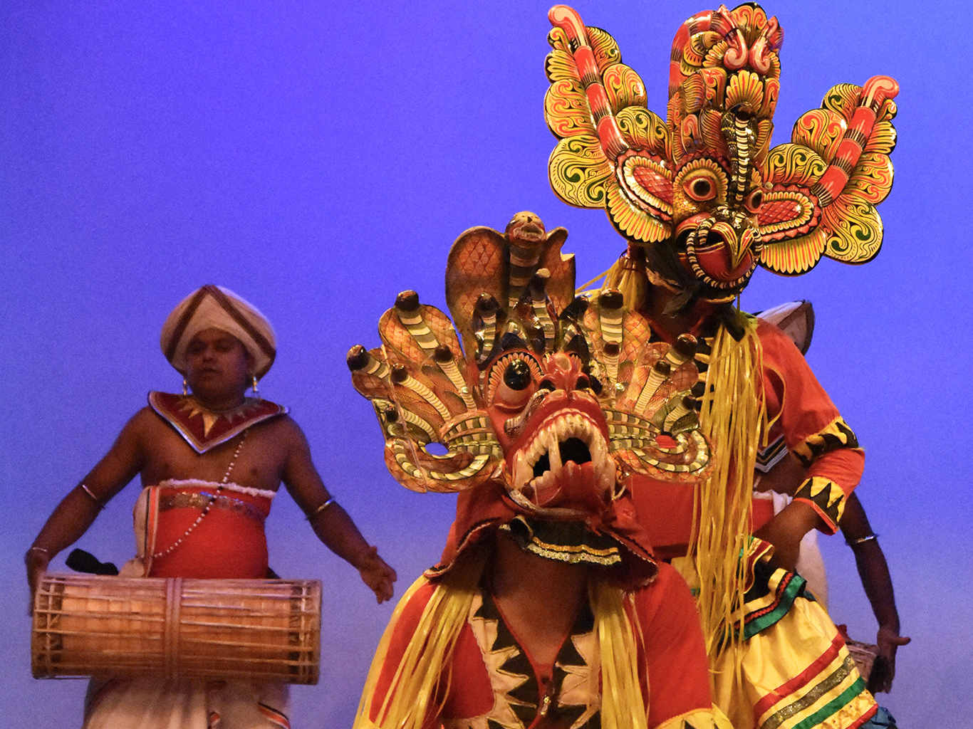 Hudební a taneční představení v Kandy je bohaté na masky a zdobené kostýmy