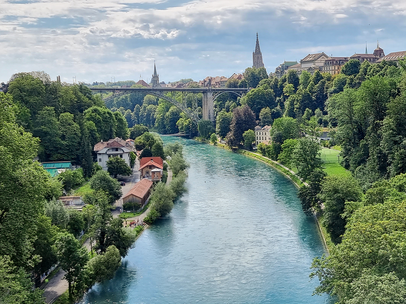 Řeka Aare protéká starým městem Bernu a vytváří dlouhý zákrut
