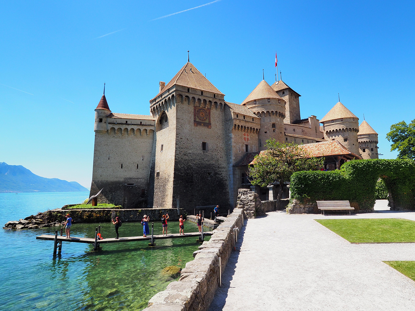 Opevněný hrad Chillon na břehu Ženevského jezera
