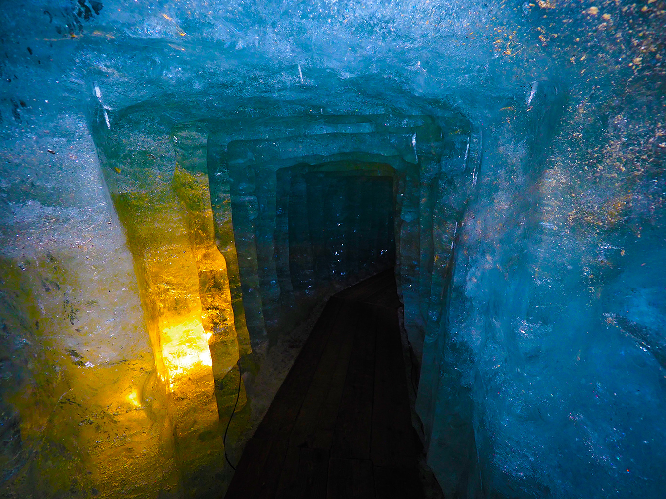 Uměle vytvořená ledová jeskyně v Rhônegletscher