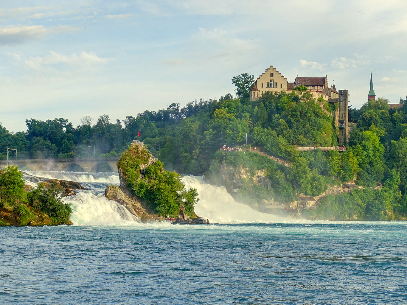 150 m široký nejmohutnější evropský vodopád Rheinfall