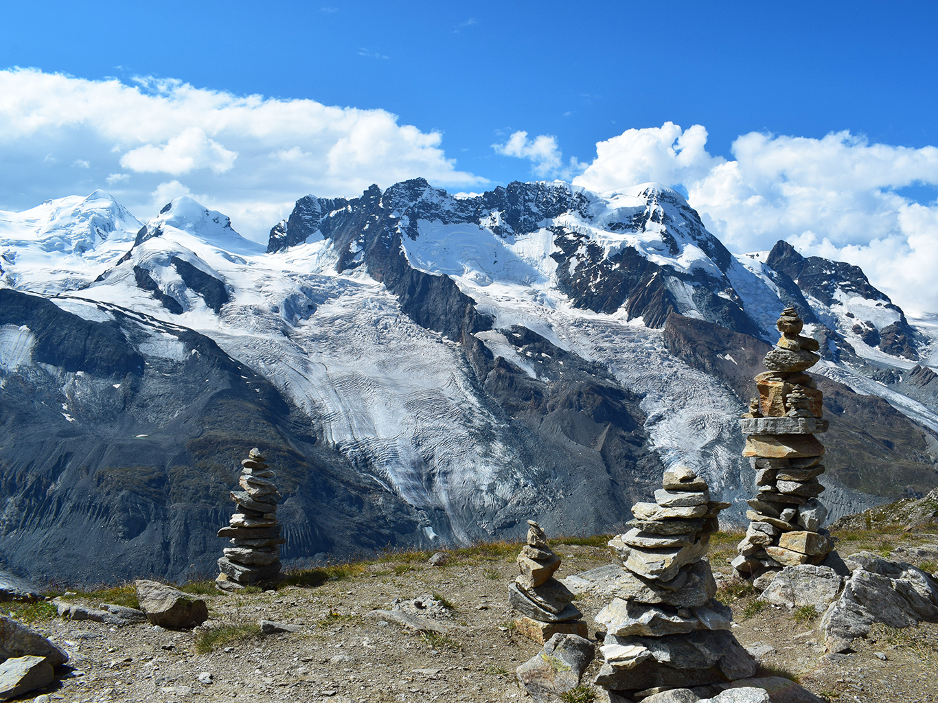 Kamenní mužíčci střeží masiv Monte Rosa a vrchol Breithorn (4 165 m)