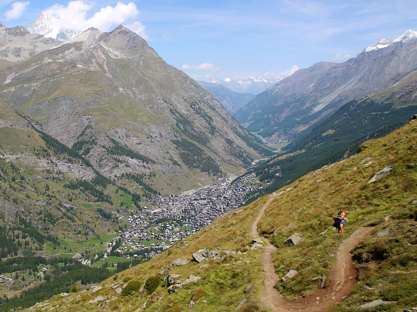 Středisko Zermatt leží sevřené v údolí mezi čtyřtisícovými vrcholy Alp