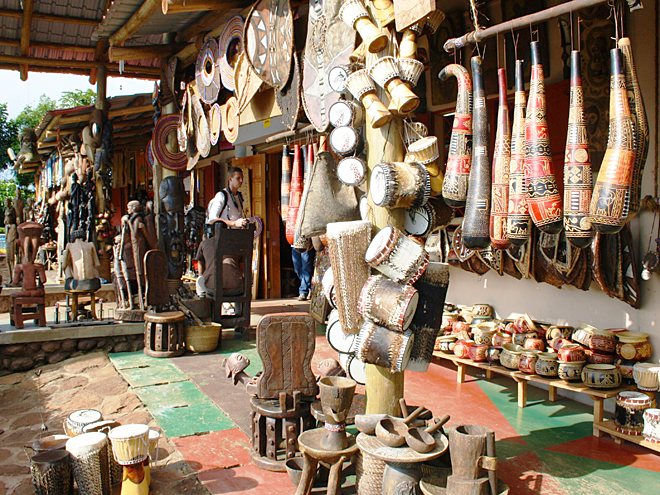 Obchůdek s tradičními předměty a ručně vyráběnými bubínky
