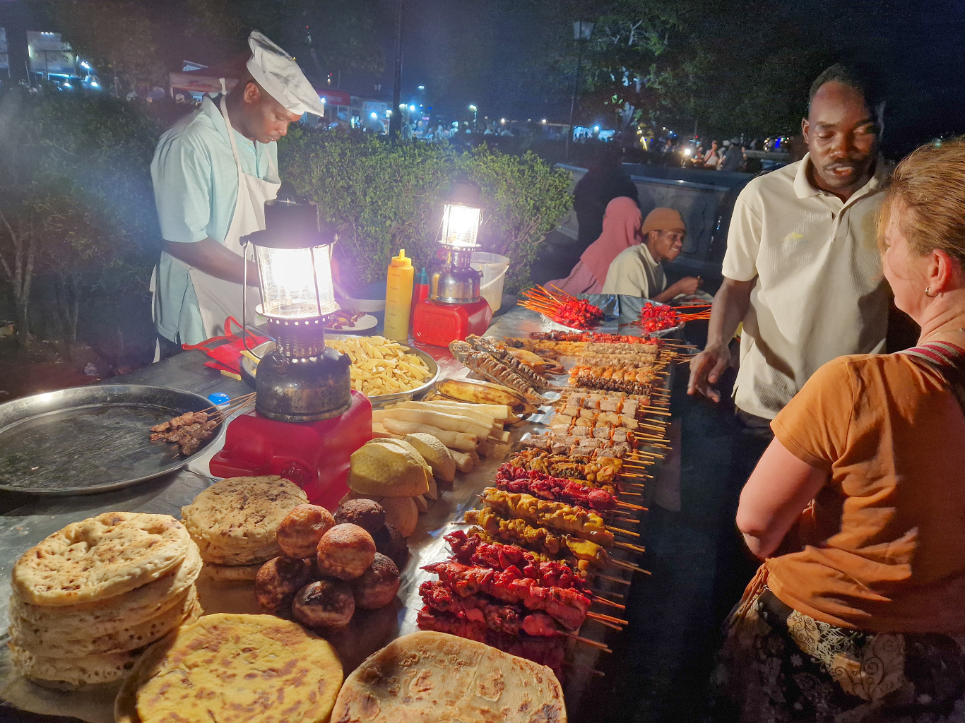 Příprava "zanzibarské pizzy" ve Forodhani Gardens