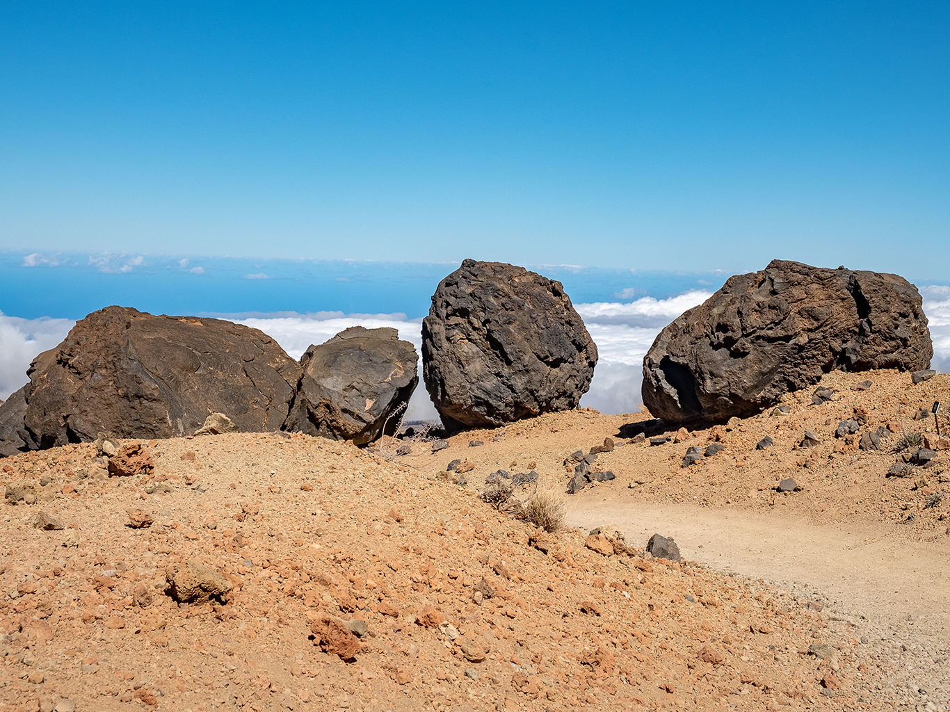 Huevos del Teide jsou obří vulkanické kulovité útvary ze ztuhlé lávy