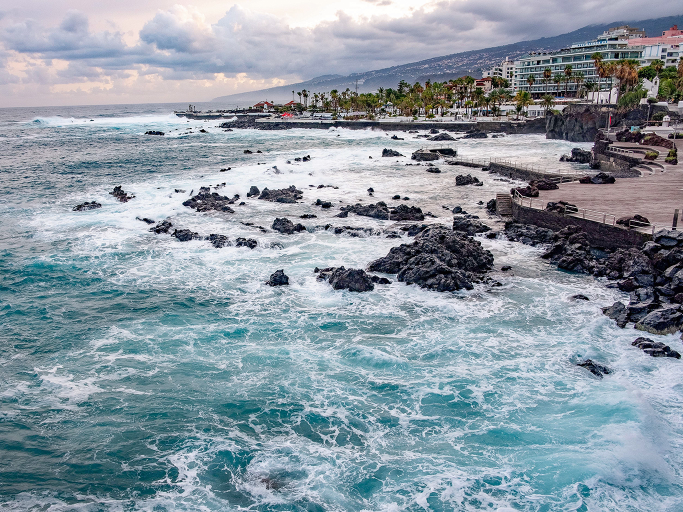 Atlantský oceán omývající břehy města Puerto de la Cruz