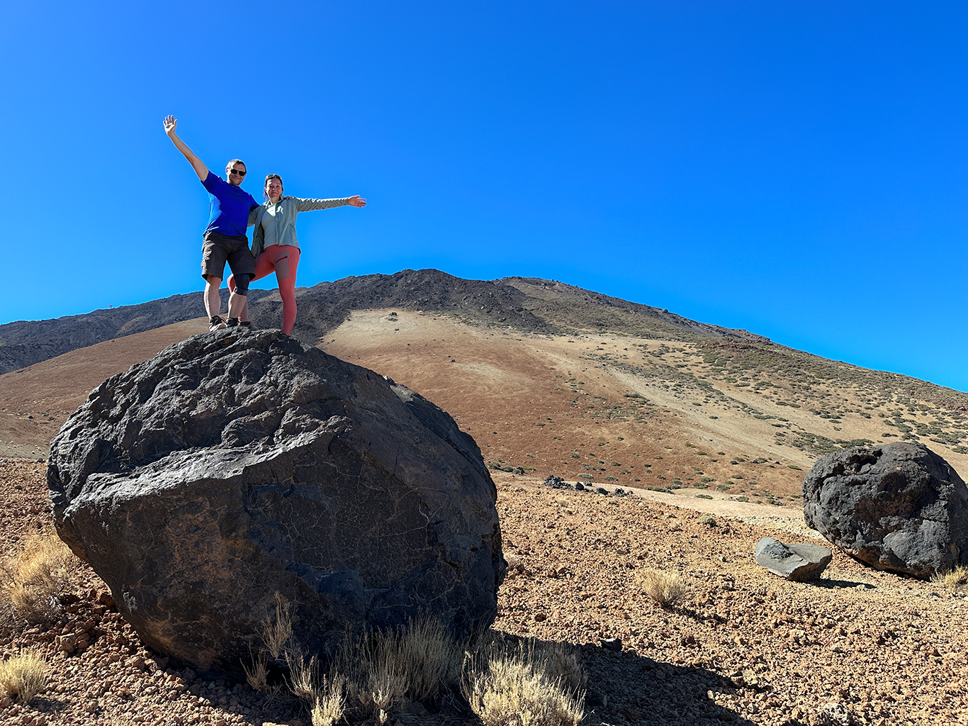 Průvodcovské foto na jednom z lávových "vajec" Huevos del Teide