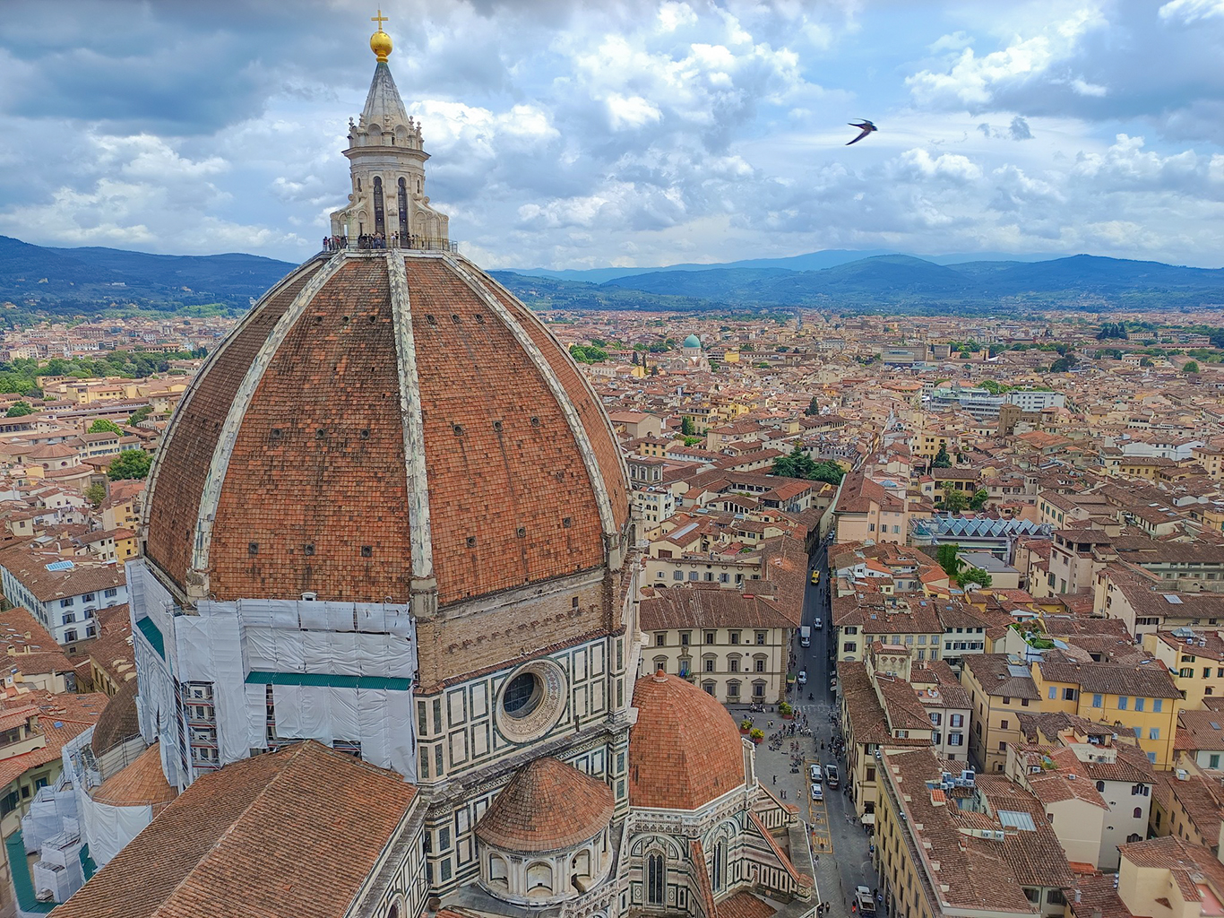 Pohled na renesanční kupoli dómu Santa Maria del Fiore ve Florencii