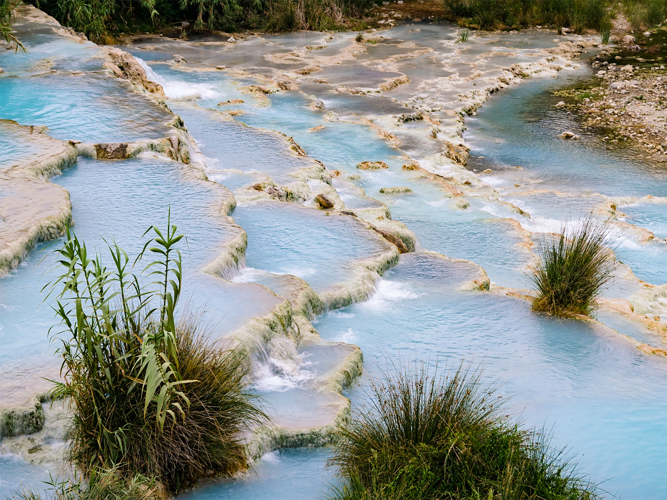 V Saturnii se můžete vykoupat v sirné vodě o stabilní teplotě 37,5 °C
