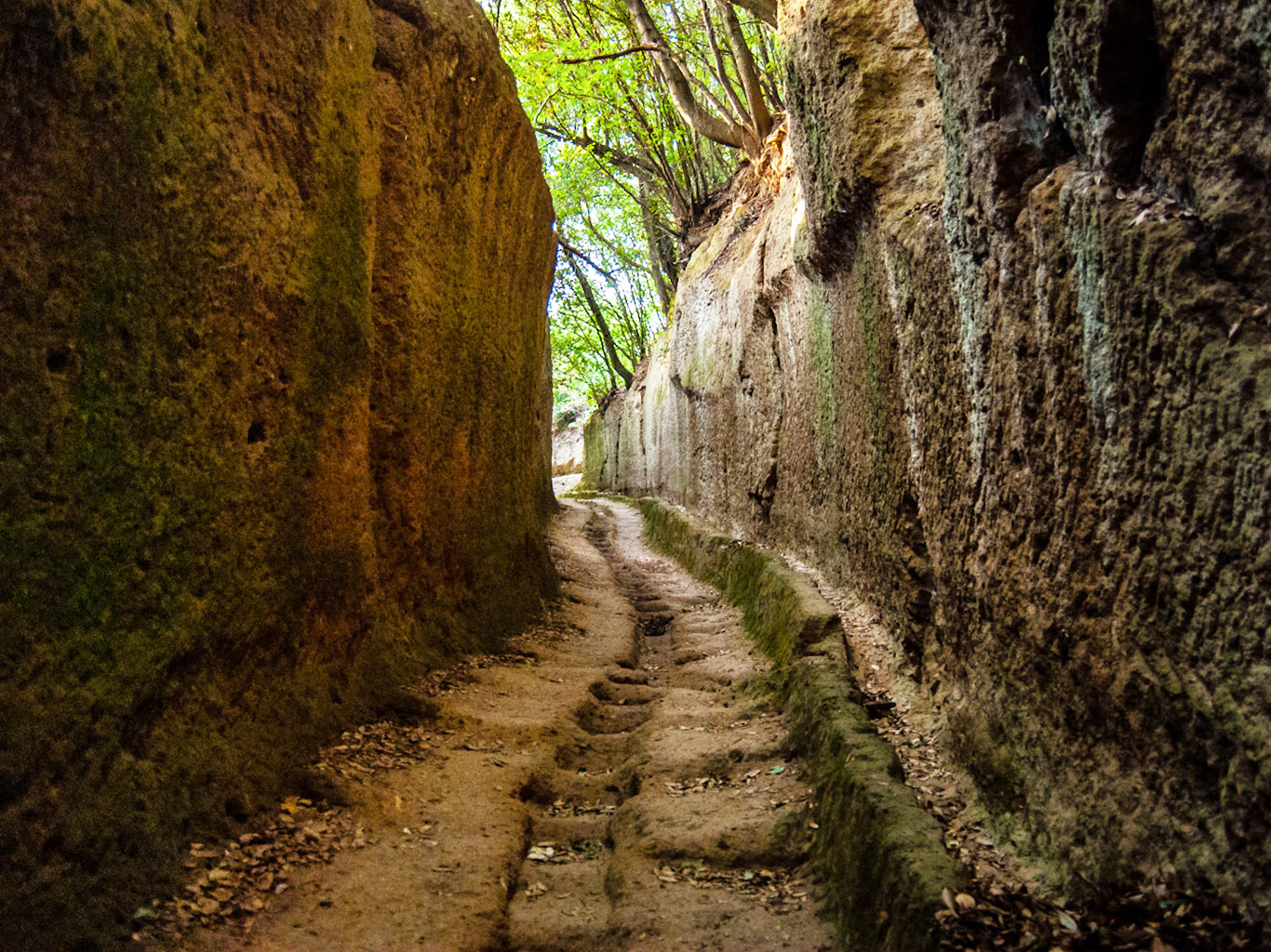 Záhadné Vie Cave spojují etruské nekropole a několik měst