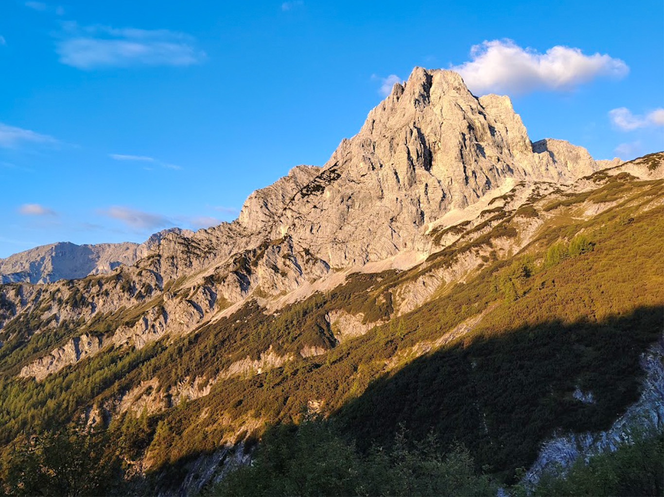 Výrazný vrchol Spitzmauer při západu slunce