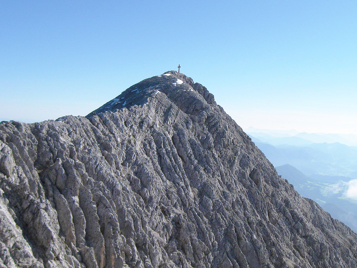 Grosser Priel s křížem je nejvyšší a nejznámější vrchol Totes Gebirge