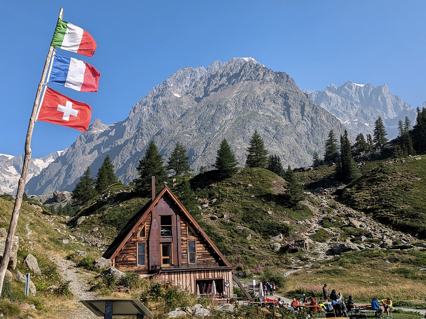 Horská chata u mokřadního jezera Lago del Combal