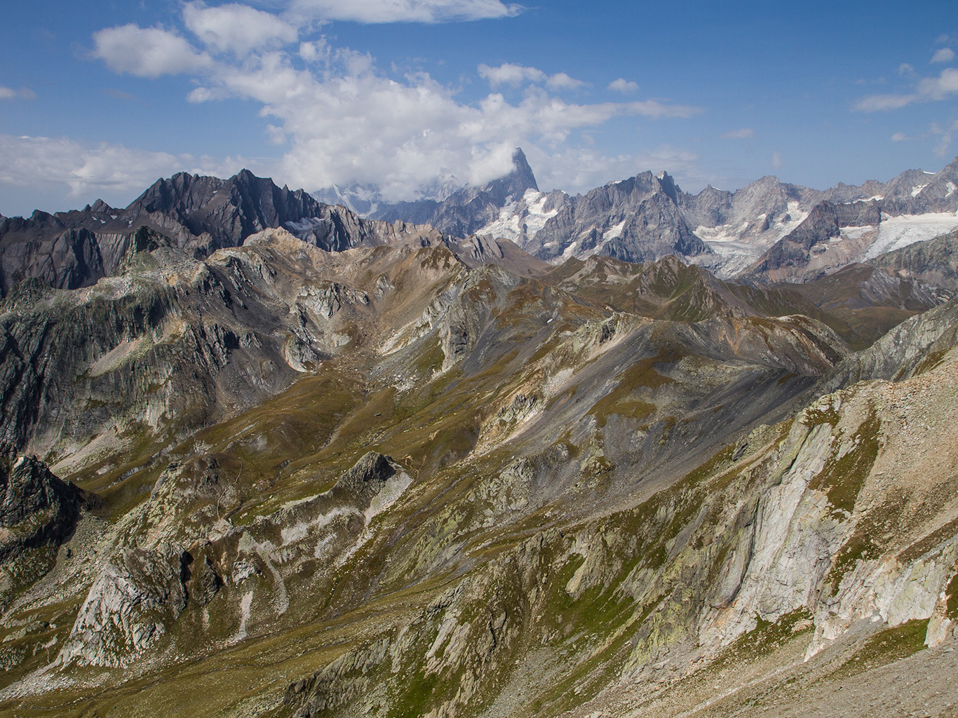 Výhled z vrcholu Pointe du Drône na masiv Mont Blancu